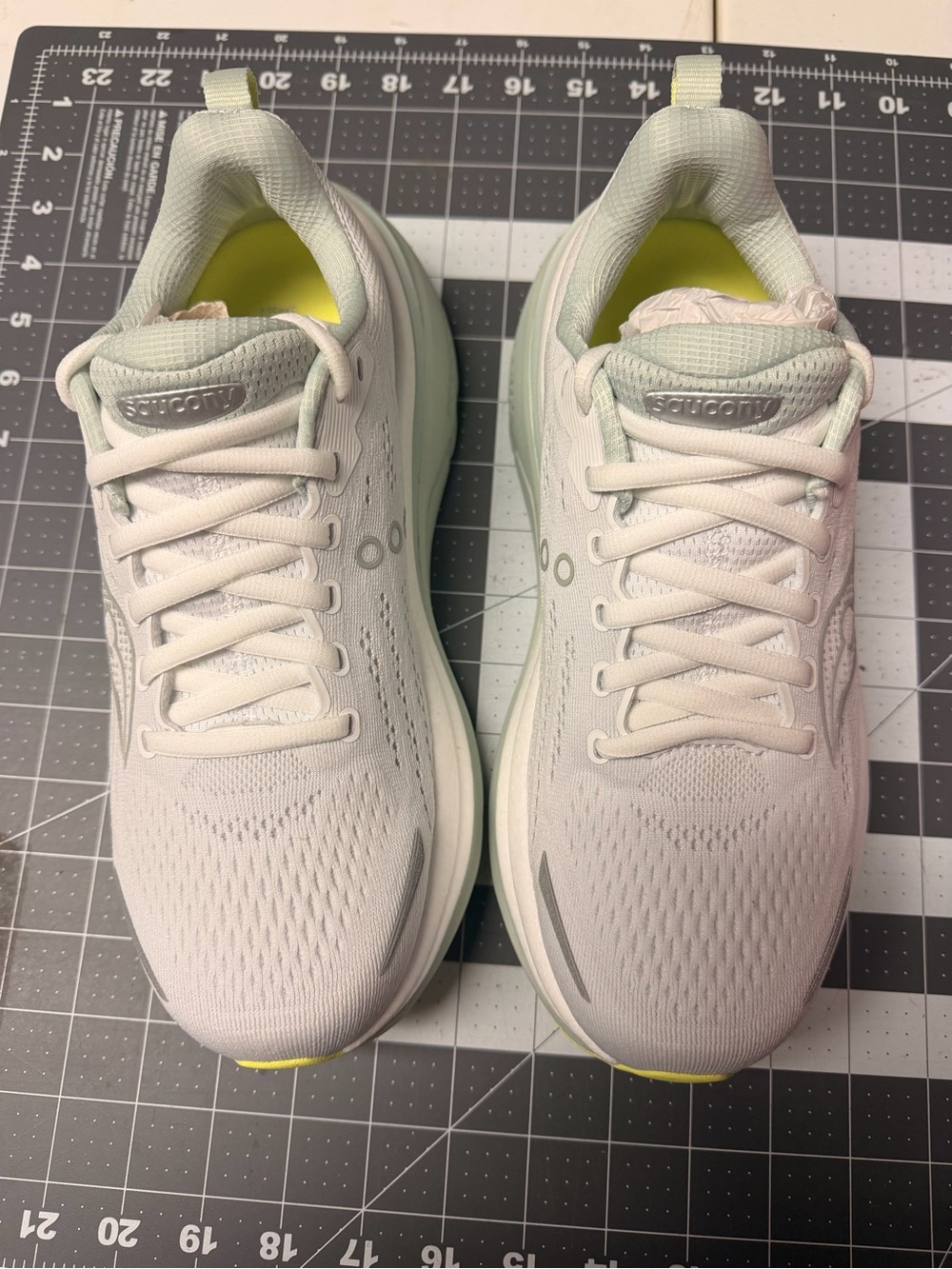 Saucony Women's 8.5 White & Mist HURRICANE 25 - Picture 9 of 10
